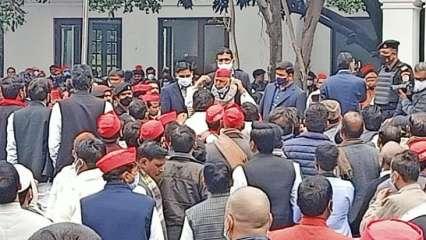 बीजेपी के स्वामी प्रसाद मौर्य, कांग्रेस के नसीमुद्दीन सिद्दीकी के सपा में आने की चर्चा, मुलायम पार्टी दफ्तर पहुंचे