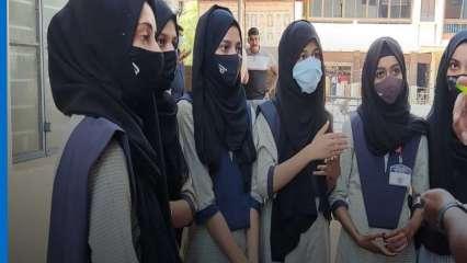 हिजाब वाली छात्राओं को  उड्डुपी के सरकारी कॉलेज में घुसने नहीं दिया, बीजेपी विधायक ने धमकाया