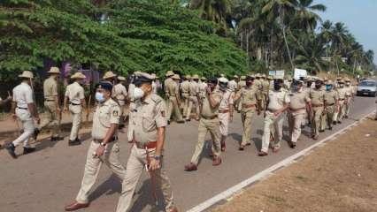 हिजाबः कर्नाटक के तीन शहरों में पुलिस का फ्लैगमार्च