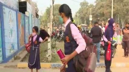 कर्नाटक: स्कूलों में छात्राओं से हिजाब हटवाया, इनकार करने पर कुछ लौटाई गईं