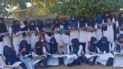 हिजाबी छात्राओं ने कर्नाटक हाईकोर्ट से कहा- सुनवाई 28 फरवरी तक रोकी जाए