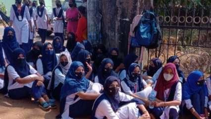 कर्नाटक: हिजाब पहनकर स्कूल आई छात्राओं को घर भेजा, परिजनों ने किया विरोध