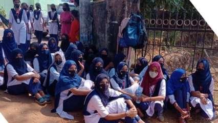 हिजाब बैन: कोर्ट के फैसले के बाद कर्नाटक में परीक्षाओं का बहिष्कार