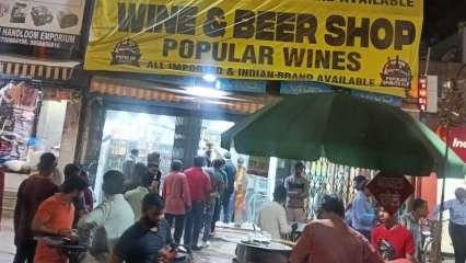 दिल्ली में शराब इतनी सस्ती कैसे हुई कि खरीदारों की लंबी कतारें लग गईं?