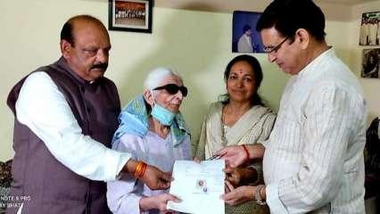 उत्तराखंड की बुजुर्ग महिला ने राहुल गांधी के नाम की संपत्ति, 10 तोला गोल्ड भी दिया