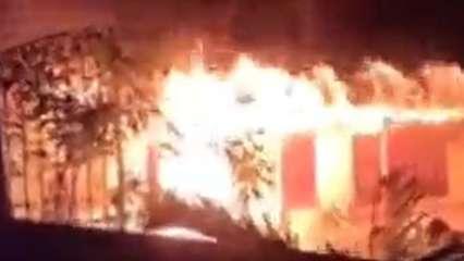 श्रीलंका: प्रदर्शनकारियों ने राष्ट्रपति राजपक्षे के पैतृक घर में भी लगाई आग 