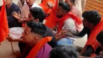 हिंदू संगठनों का प्रदर्शन, कहा- कुतुब मीनार का नाम विष्णु स्तंभ रखा जाए