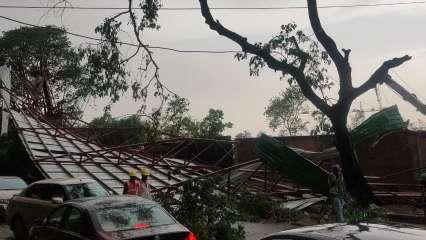 दिल्ली-एनसीआर में तूफान, 2 लोगों की मौत, सैकड़ों पेड़ गिरे