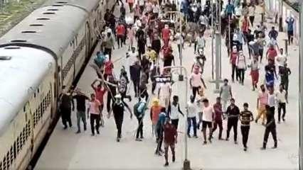 अग्निपथ: बलिया में रेलवे स्टेशन में घुसी भीड़, ट्रेनों में तोड़फोड़