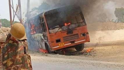 अग्निपथः जौनपुर में बस फूंकी, कुचामन रेलवे स्टेशन पर तोड़फोड़