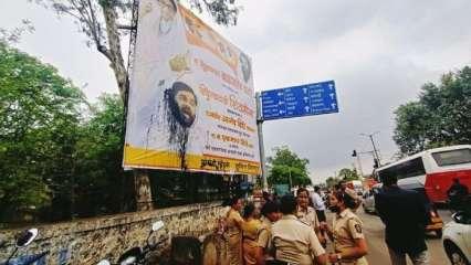 महाराष्ट्रः शिंदे के पोस्टर पर स्याही फेंकी, सड़कों पर विरोध शुरू