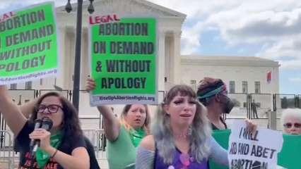 गर्भपात अधिकार: अमेरिकी सुप्रीम कोर्ट के बाहर प्रदर्शन, जज भी निशाने पर