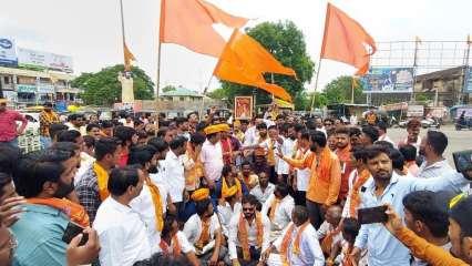 शिवसैनिकों के जवाब में ठाणे में शिंदे समर्थकों का प्रदर्शन