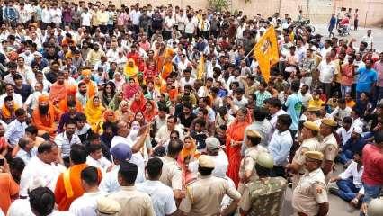 उदयपुर मर्डर: हिंदू संगठनों ने किया प्रदर्शन, जयपुर बंद