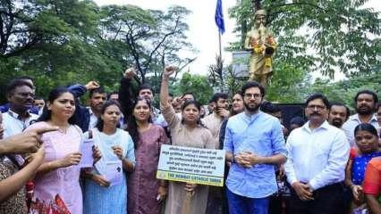 मुंबई में आरे जंगल को बचाने के लिए लोग सड़क पर आए, शिवसेना का समर्थन