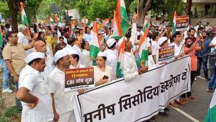 दिल्ली कांग्रेस का जोरदार प्रदर्शन, सिसोदिया के इस्तीफे की मांग