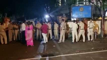 मुंबई में ठाकरे-शिंदे समर्थक भिड़े, गोली चली
