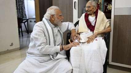 अहमदाबाद पहुंचकर मां से मिले प्रधानमंत्री नरेंद्र मोदी