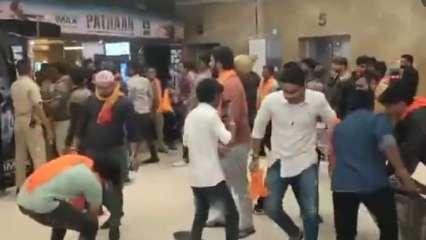 पठान फिल्म के प्रमोशन पर बजरंग दल ने मॉल में की तोड़फोड़