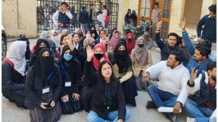हिजाबः मुरादाबाद के कॉलेज में मुस्लिम छात्राओं को रोका