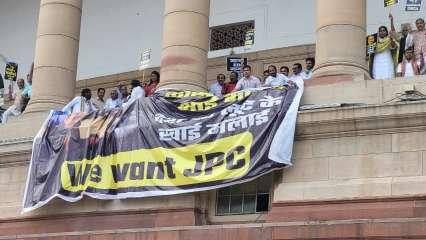 अडानी-राहुल मुद्दे पर संसद 7वें दिन भी ठप, सदन की पहली मंजिल पर नारेबाजी