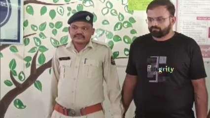 गुजरात सीएमओ का फर्जी अधिकारी रेप में गिरफ्तार