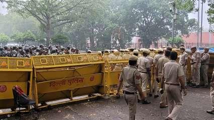 जंतर मंतर पर भीड़ रोकने के लिए दिल्ली की घेराबंदी, बॉर्डर पर गिरफ्तारियां
