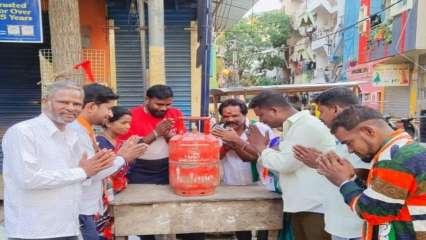 कर्नाटकः वोट से पहले गैस सिलेंडर पूजा क्यों, मोदी की पुरानी अपील भी वायरल 