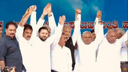 कर्नाटक में कांग्रेस के बैनर तले जमा हुआ विपक्ष
