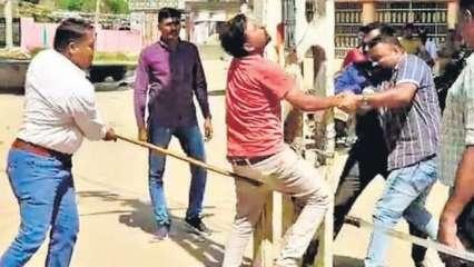 गुजरातः मुस्लिमों की सरे बाजार पिटाई में 4 पुलिसकर्मी दोषी, सजा सुनाई
