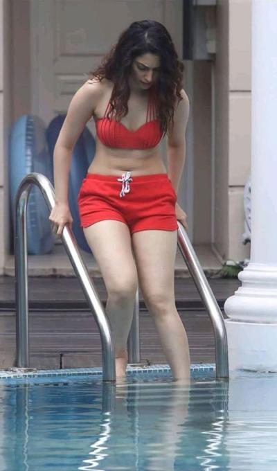 Enzovoorts hefboom Correlaat Pic Talk: Tamanna Sets The Pool On Fire With Ravishing Red Bikini! | Tupaki  English