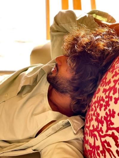 Pic Talk: Rowdy Rests In Bed With His Messy Hair! | Tupaki English