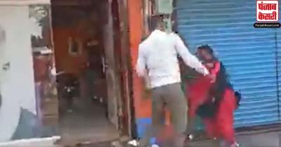 कर्नाटक : सरेआम महिला वकील पर लात-घूसों की बरसात, वायरल हुआ पिटाई का Video