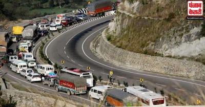 भीषण भूस्खलन के कारण जम्मू-श्रीनगर राष्ट्रीय राजमार्ग जाम हजारों वाहन वहां फसे