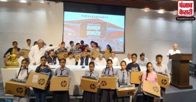 UP : जन्मदिन पर अखिलेश ने मेधावी छात्रों को बांटे लैपटॉप, BJP को दिलाई चुनावी वादे की याद