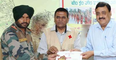 जिलाधिकारी ने 132 कांवडियों को गंगा में डुबने से बचाने वाले बीईजी आर्मी तैराक दल को किया सम्मानित