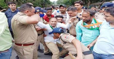 कांग्रेस विधायकों और कार्यकर्ताओं को पुलिस ने किया गिरफ्तार