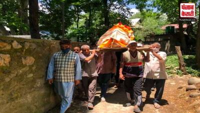 जम्मू - कश्मीर : मुस्लिम समुदाय ने पेश की खूबसूरत मिसाल, पहाड़ी मंदिर में मूर्तियां ले जाने के लिए हिंदुओं की मदद