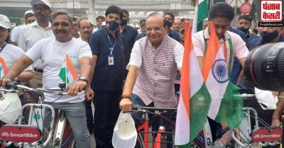 दिल्ली के उपराज्यपाल ने तिरंगा साइकिल रैली को हरी झंडी दिखाई