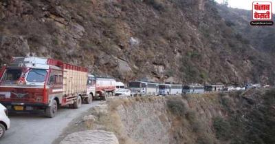 जम्मू-कश्मीर : भारी बारिश के कारण भूस्खलन, जम्मू-श्रीनगर राजमार्ग पर यातायात हुआ बाधित