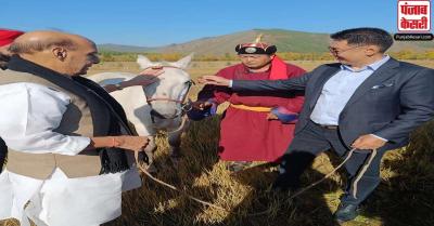 राजनाथ सिंह को मंगोलिया के राष्ट्रपति ने दिया खास उपहार, देखें तस्वीरें