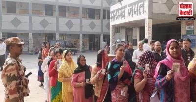 Delhi: राजधानी में  4 बजे तक लगभग 45 फीसदी हुआ मतदान