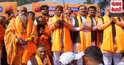 पुजारियों को वेतन देने की मांग को लेकर BJP ने केजरीवाल के घर के बाहर किया प्रदर्शन
