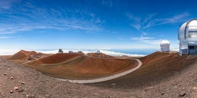Observatories atop Mauna Kea in 2015: (L-R) UK Infrared Telescope, Caltech Submillimeter Observatory, Maxwell Telescope, Smithsonian Sub-Millimeter Array, Subaru Telescope, Keck Observatory, NASA IR Telescope Facility and Gemini North. Photo: Frank Ravizza/Wikimedia Commons, CC BY-SA 4.0
