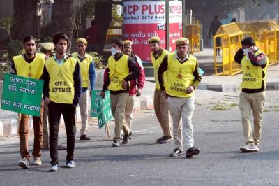 Civil defence volunteers in Delhi monitoring the odd even car number scheme. Credit: PTI