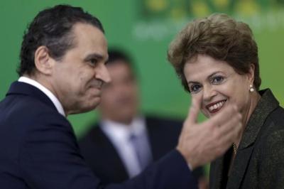 Henrique Eduardo Alves (L) and Dilma Rousseff  in Brasilia April 16, 2015. Credit: Reuters/Ueslei Marcelino