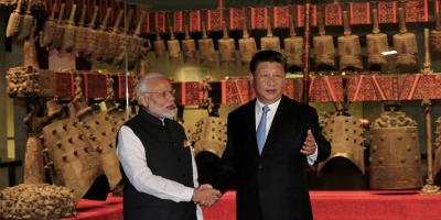 Chinese President Xi Jinping and Indian Prime Minister Narendra Modi shake hands as they visit the Hubei Provincial Museum in Wuhan, Hubei province, Photo: China Daily via Reuters.