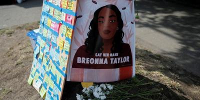 A portrait of Breonna Taylor is posted to a pole beside messages on sticky notes as protesters establish what they call an autonomous zone while continuing to protest against racial inequality and call for a defunding of Seattle police, in Seattle, Washington, U.S. June 10, 2020. Photo: Reuters/Lindsey Wasson/Files