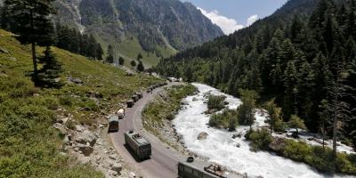 An Indian Army convoy moves along a highway leading to Ladakh, at Gagangeer in Kashmir's Ganderbal district June 18, 2020. Photo: Reuters/Danish Ismail/Files