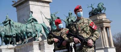 Military police officers patrol the deserted Heroes' Square as the spread of coronavirus disease (COVID-19) continues in Budapest, Hungary, April 6, 2020. Photo: Reuters/Bernadett Szabo
